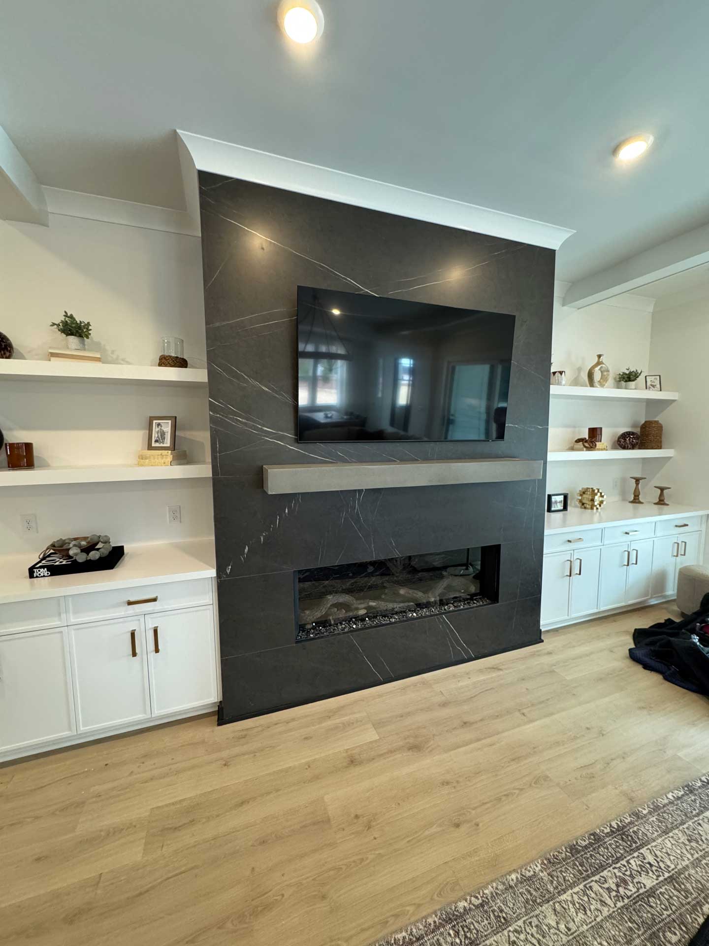 Contemporary bathroom with porcelain surfaces